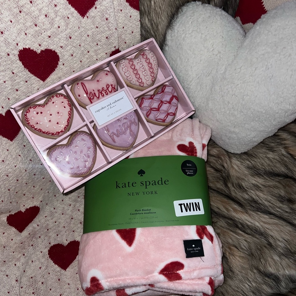 Viral TikTok valentines cupcakes & cashmere KATE SPADE HEART blanket